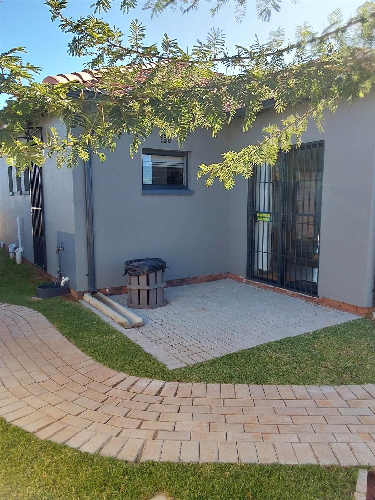 4 Bed House in Protea Glen photo number 1