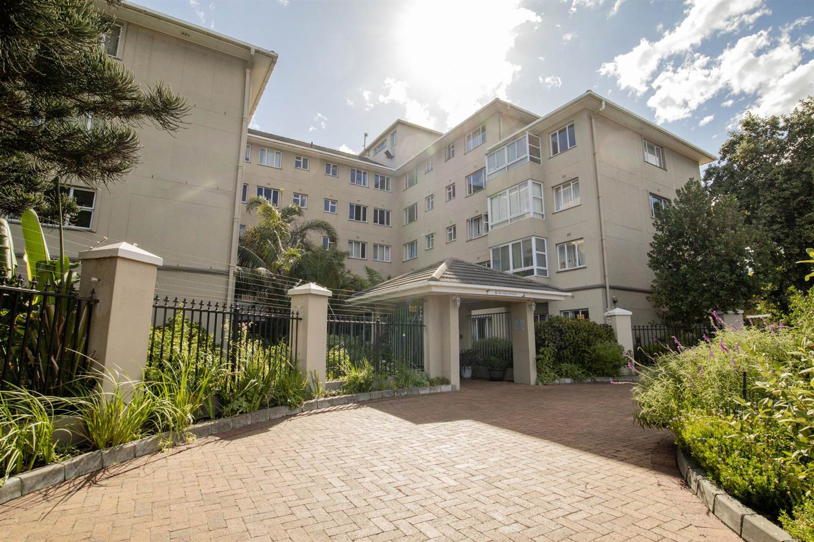 1 Bed Apartment in Pinelands photo number 21