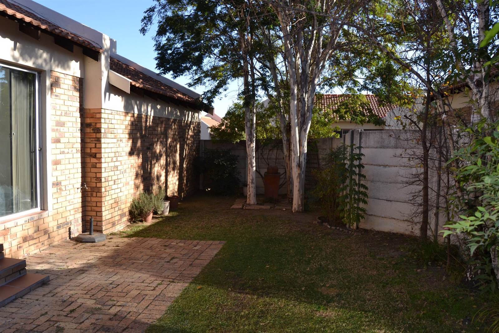 2 Bed Townhouse in Wilgeheuwel photo number 2