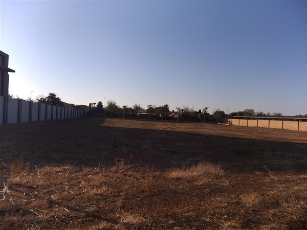2400 m² Land available in Aerorand