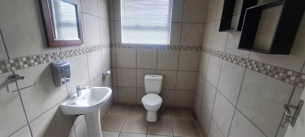 483  m² Commercial space in Uitenhage Central photo number 8
