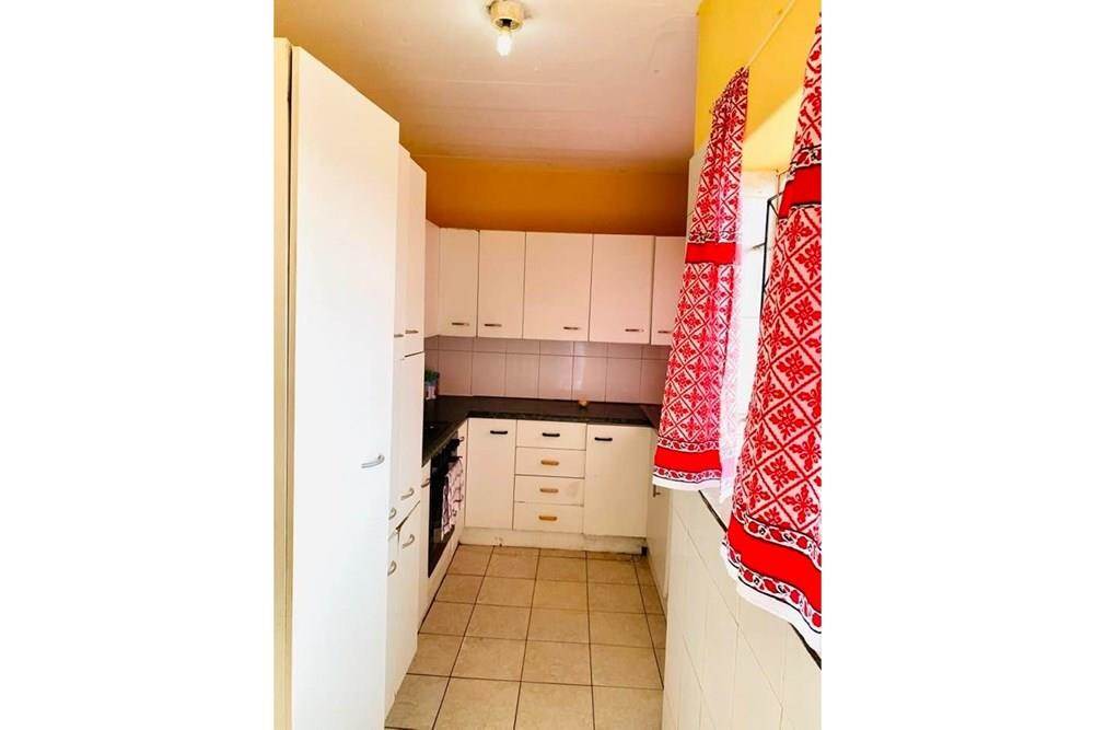 3 Bed Apartment in Bethelsdorp photo number 5