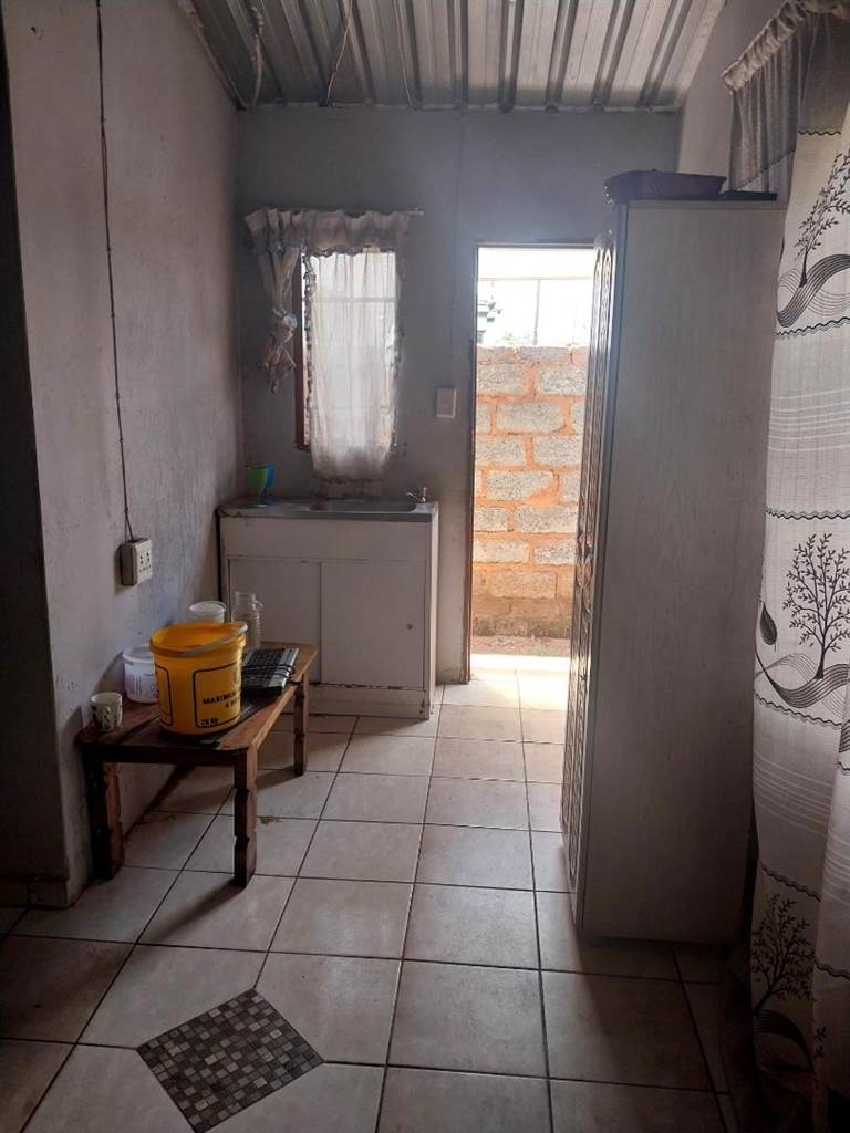 2 Bed House in Katlehong photo number 6
