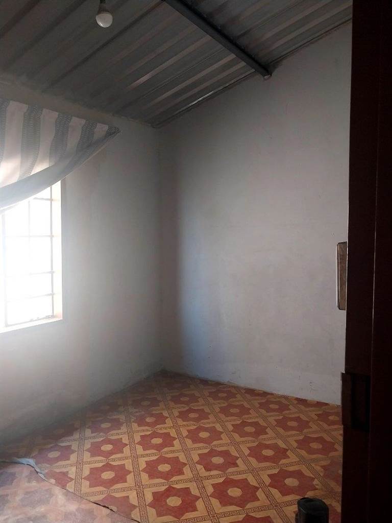 2 Bed House in Katlehong photo number 8