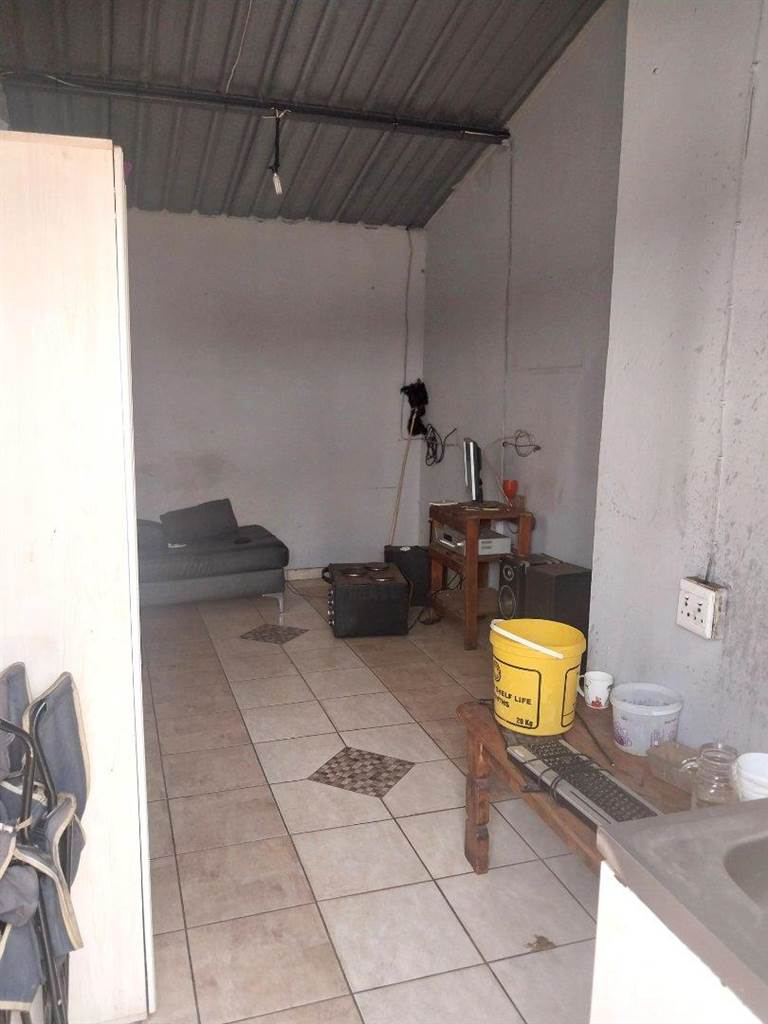 2 Bed House in Katlehong photo number 5