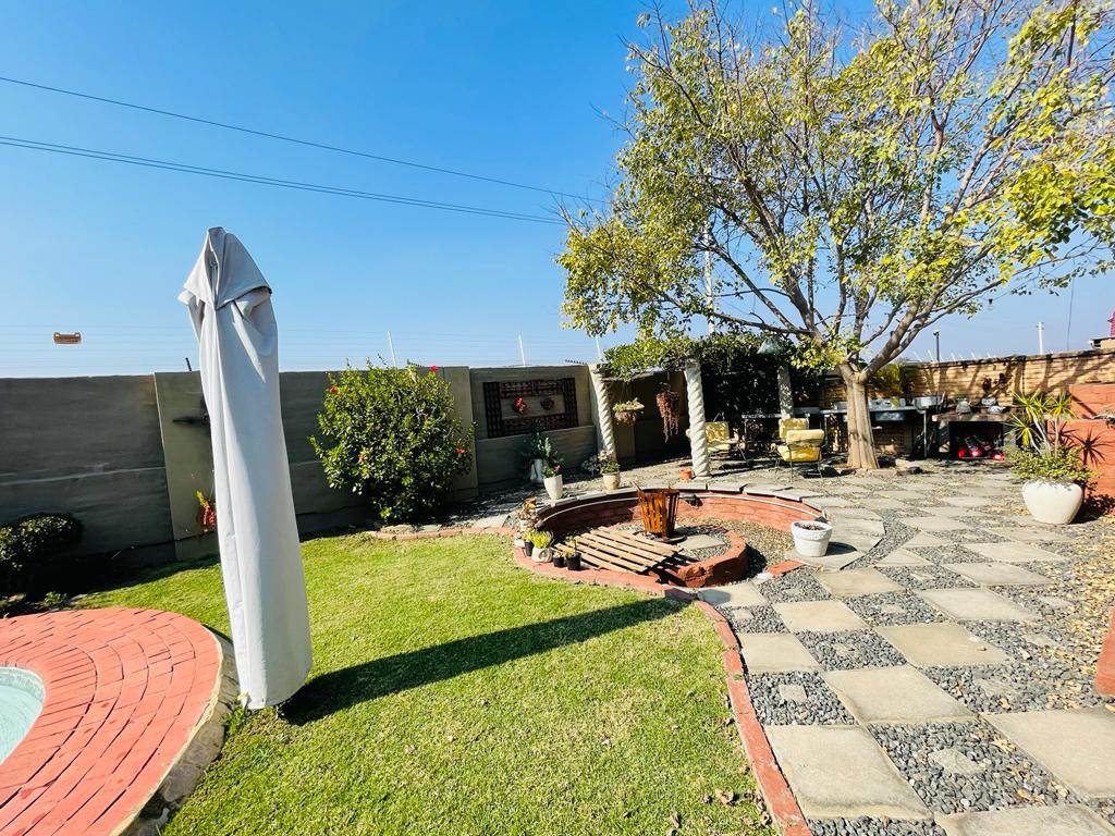 4 Bed House in Waterkloof East photo number 13