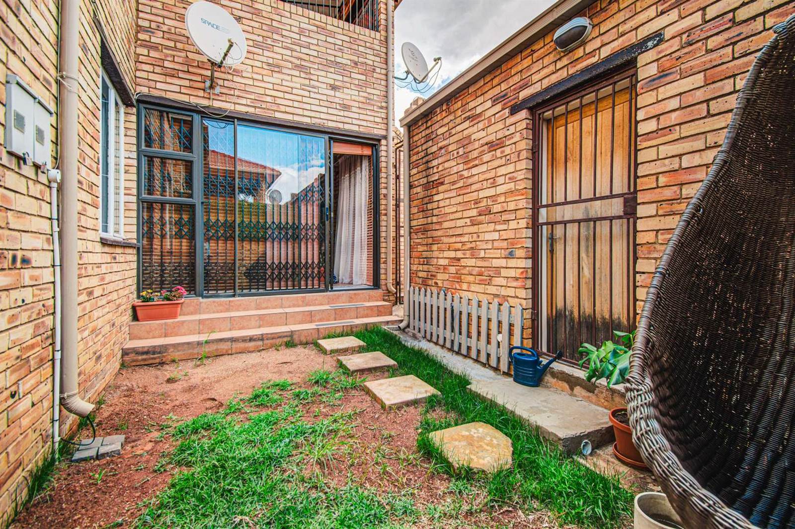 2 Bed Townhouse in Glen Marais photo number 15