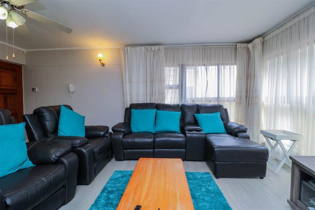 3 Bed Apartment in Strand North photo number 3