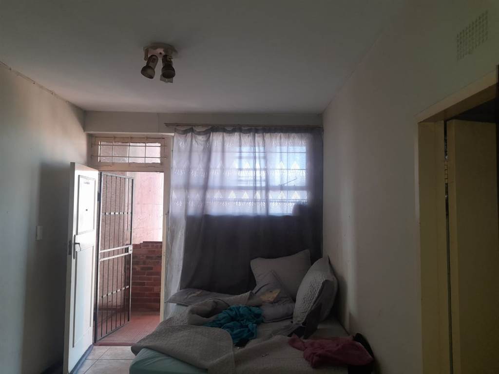 1 Bed Apartment in Hillbrow photo number 25
