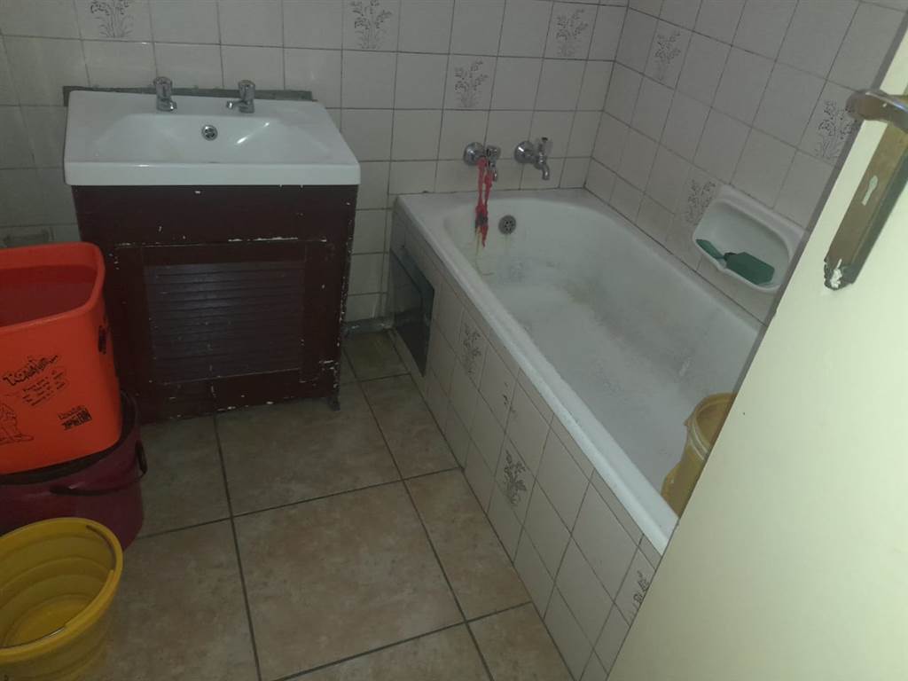 1 Bed Apartment in Hillbrow photo number 29