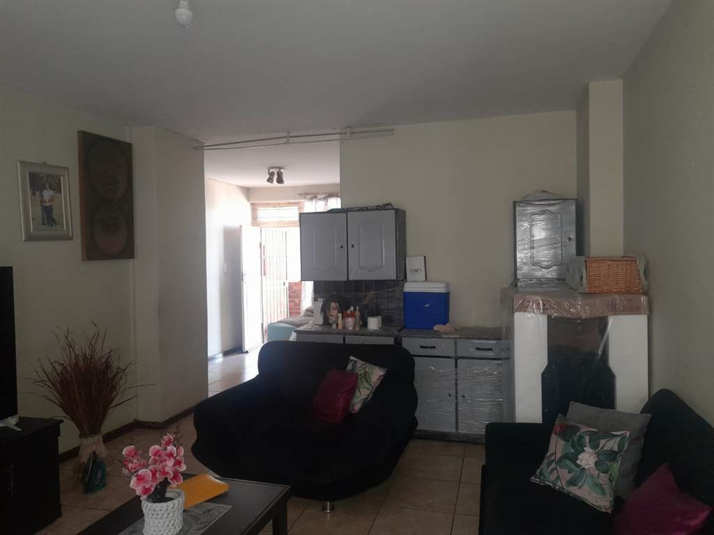 1 Bed Apartment in Hillbrow photo number 23