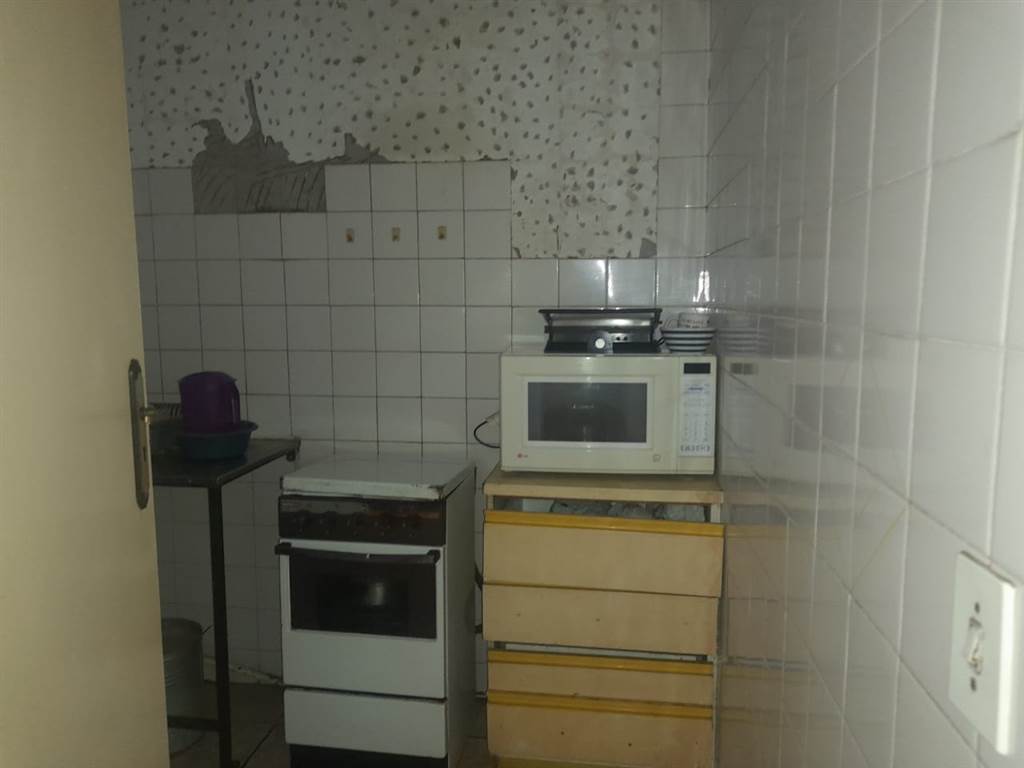 1 Bed Apartment in Hillbrow photo number 21