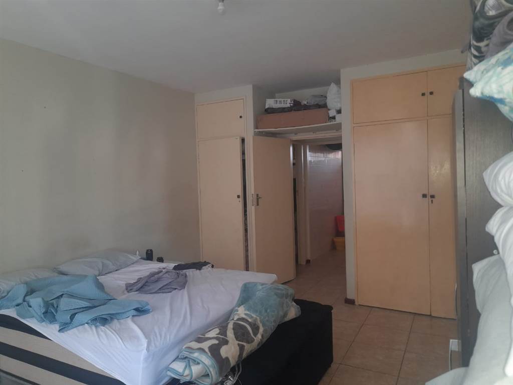 1 Bed Apartment in Hillbrow photo number 26