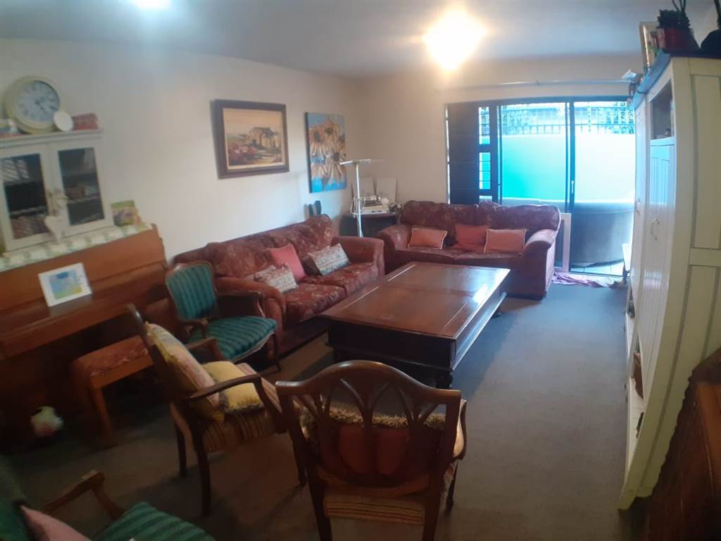 2 Bed Apartment in Knysna Central photo number 2
