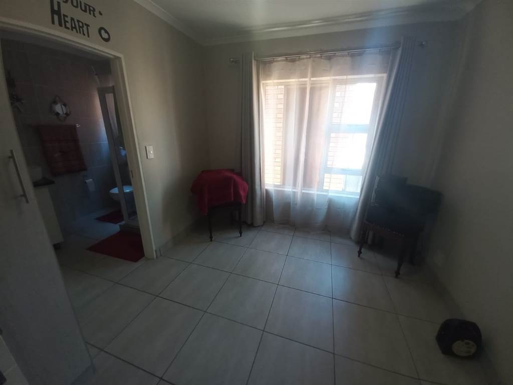 2 Bed Townhouse in Glen Marais photo number 5
