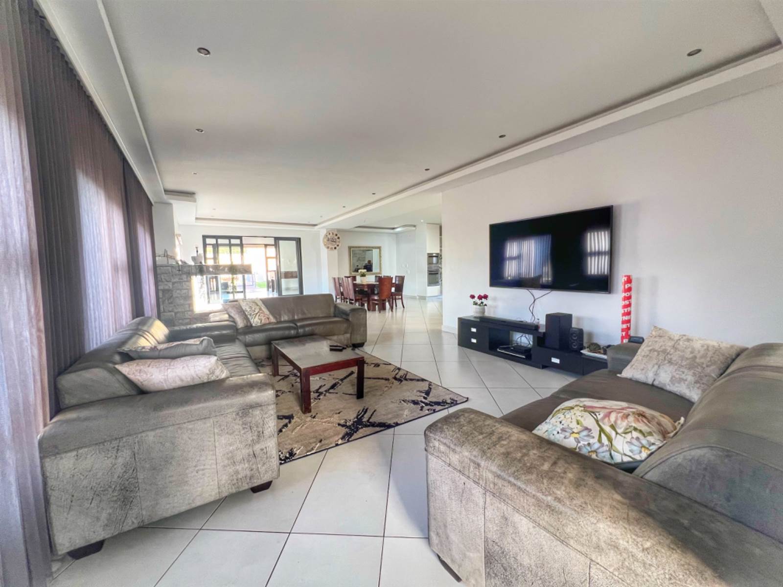 6 Bed House in Rietvlei Heights Country Estate photo number 10