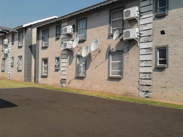 2 Bed Townhouse in Witbank photo number 1