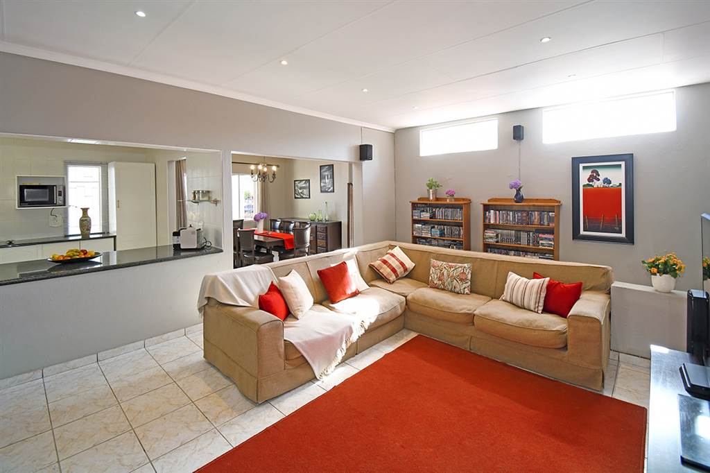 5 Bed House in Northcliff photo number 5