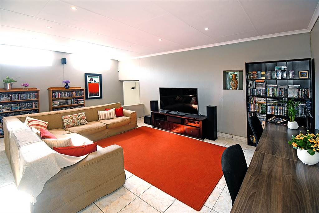 5 Bed House in Northcliff photo number 4