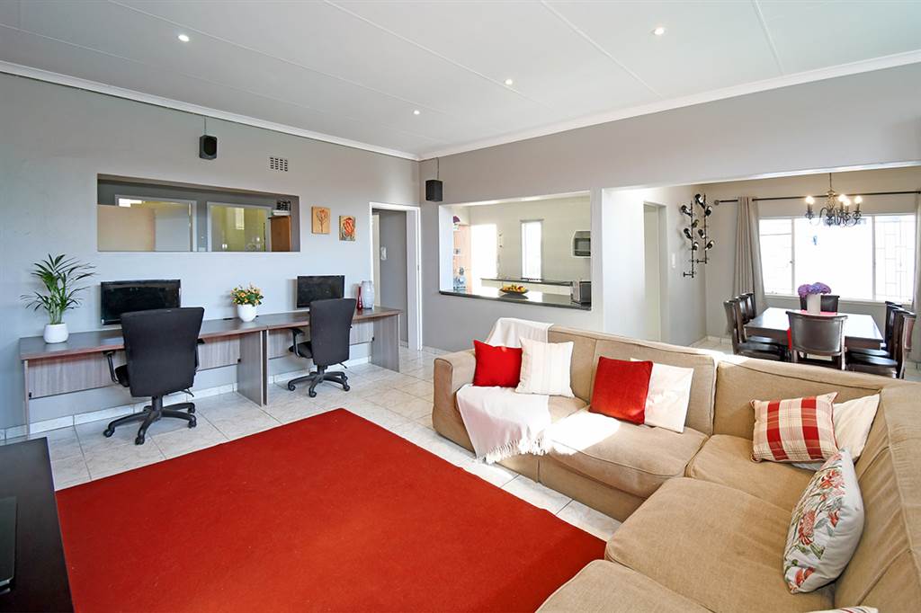5 Bed House in Northcliff photo number 3