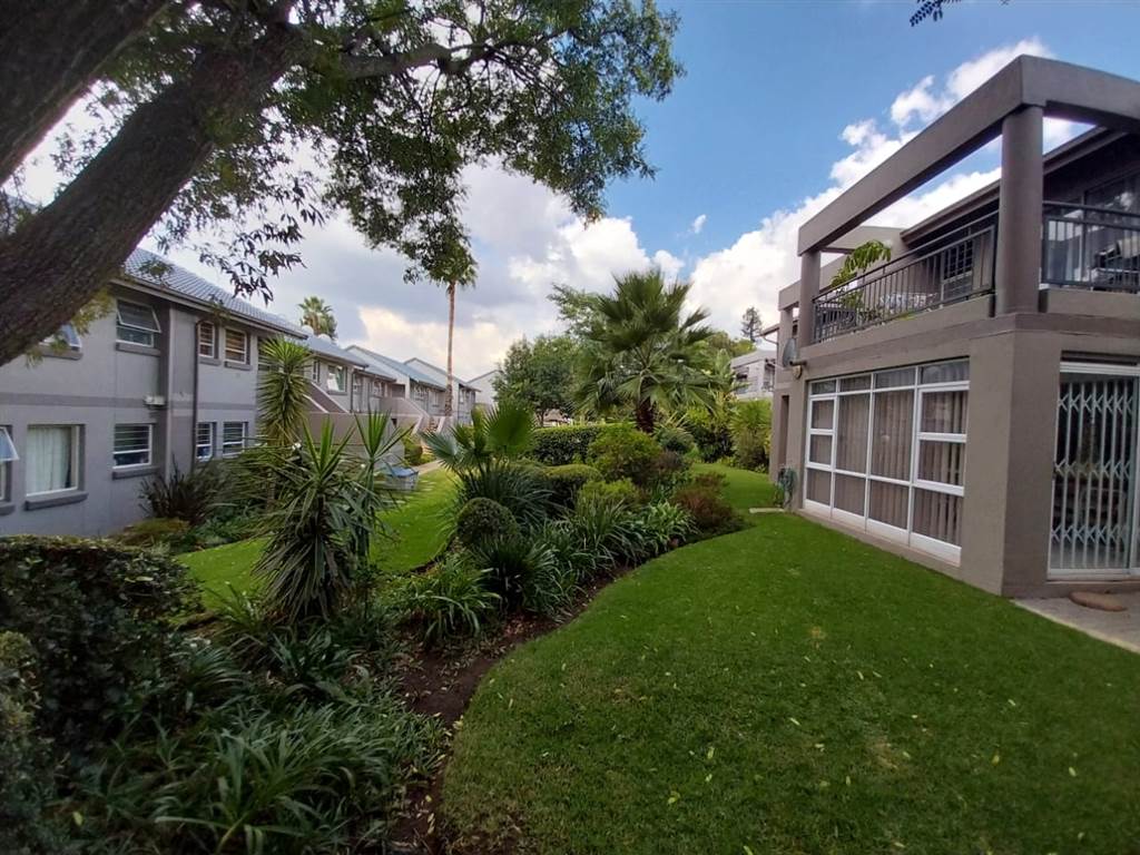 2 Bed Apartment in Constantia Kloof photo number 2