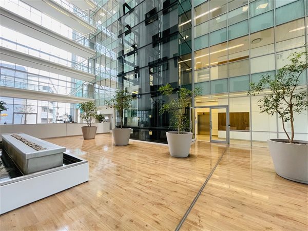 900  m² Commercial space in Sandhurst