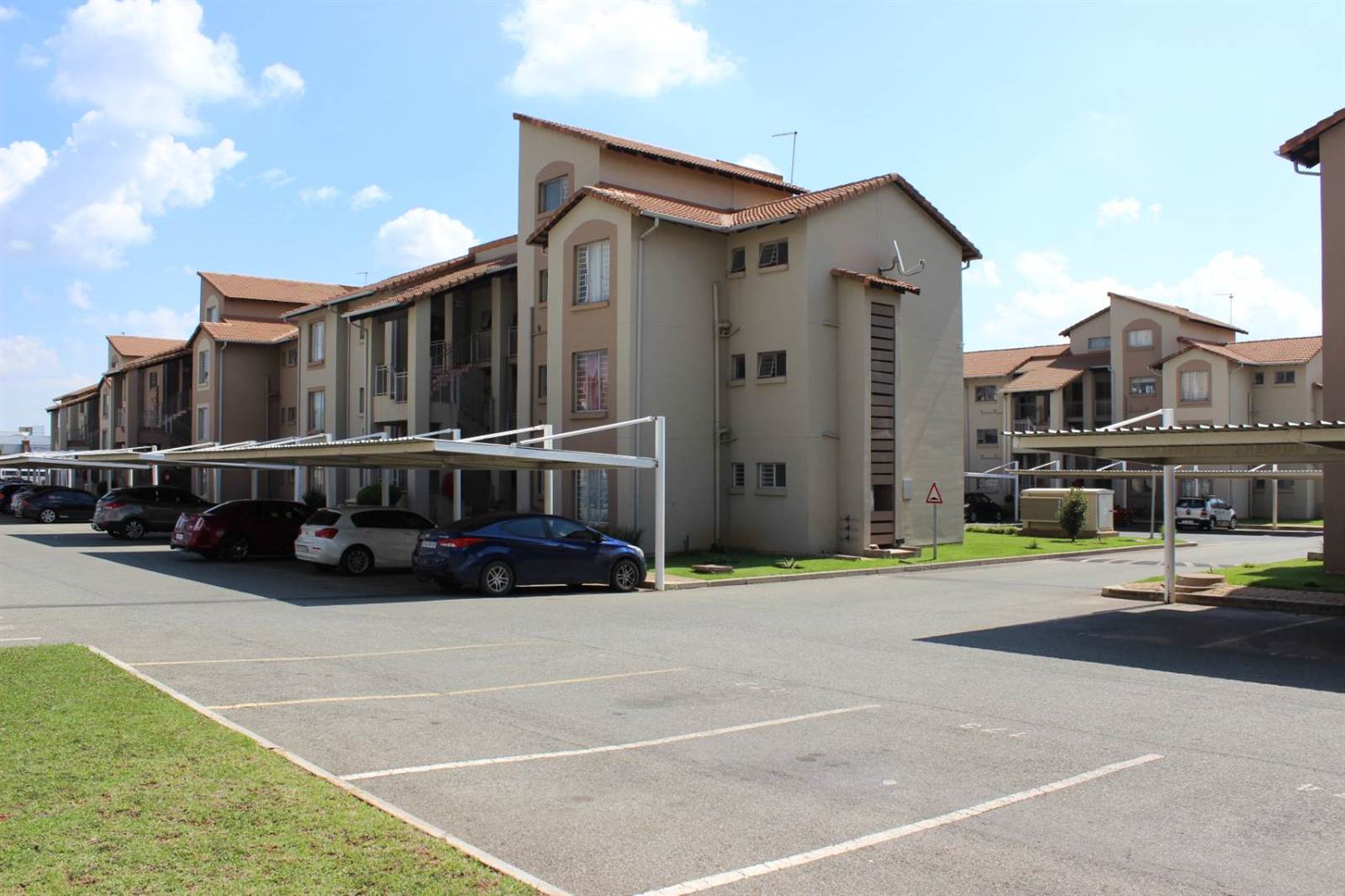 3 Bed Apartment in Kleinfontein photo number 3