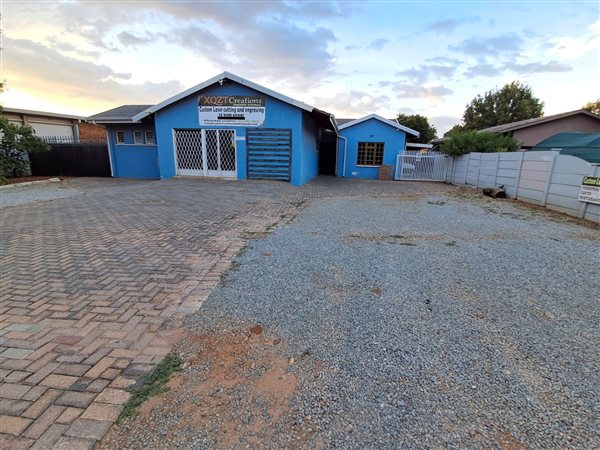 374  m² Commercial space in Flamwood
