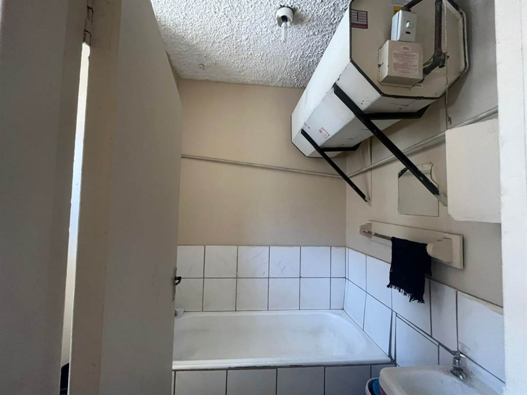 1 Bed Apartment in Pretoria West photo number 6