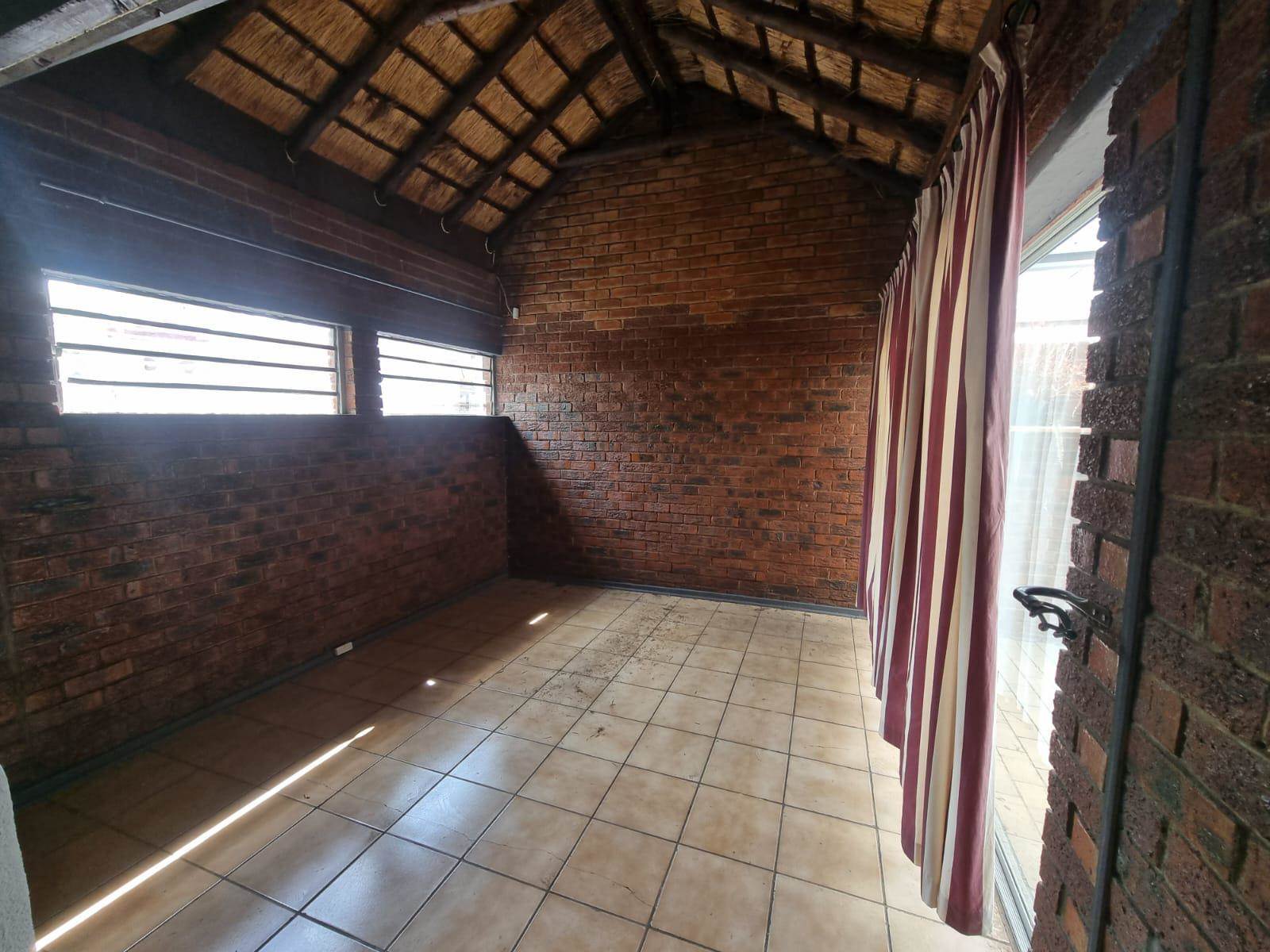 2 Bed Townhouse in Trichardt photo number 13
