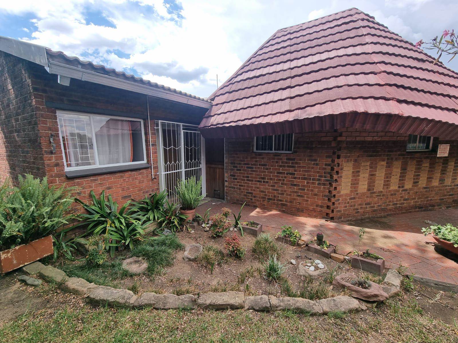 2 Bed Townhouse in Trichardt photo number 17