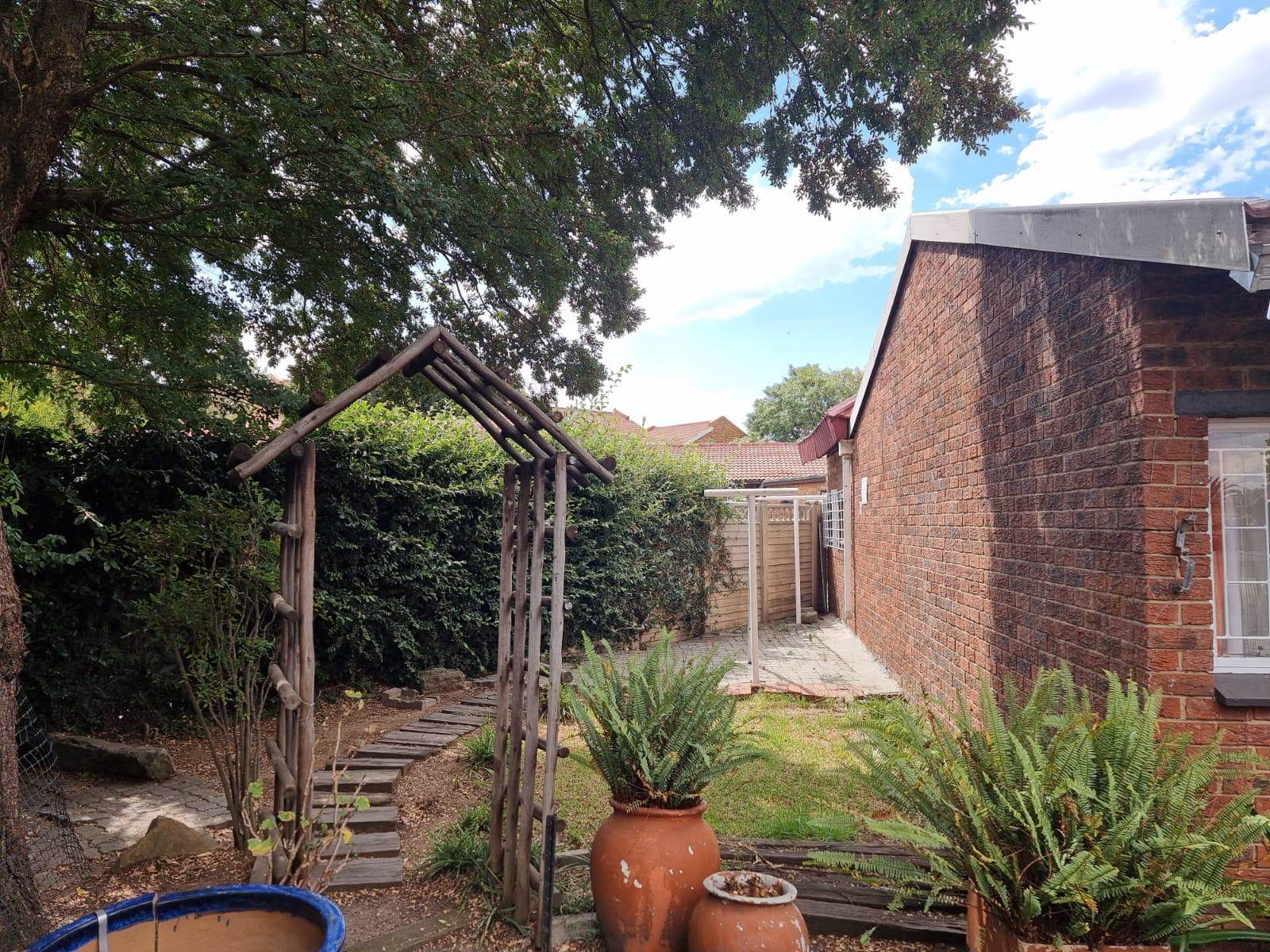 2 Bed Townhouse in Trichardt photo number 26