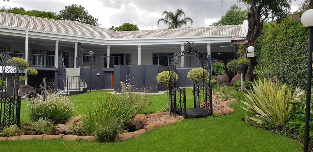 7 Bed House in Protea Park photo number 1