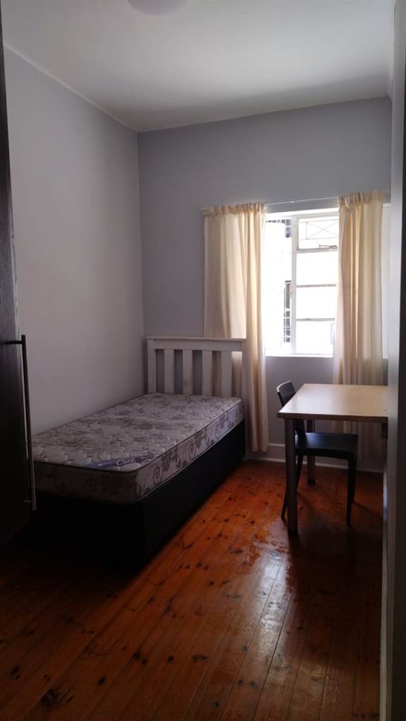 4 Bed Flat in Port Elizabeth Central photo number 9