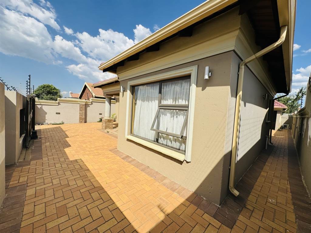 2 Bed House in Daveyton photo number 3
