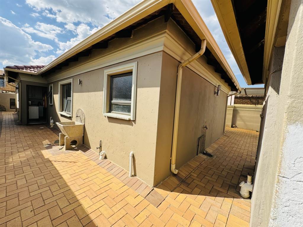 2 Bed House in Daveyton photo number 5