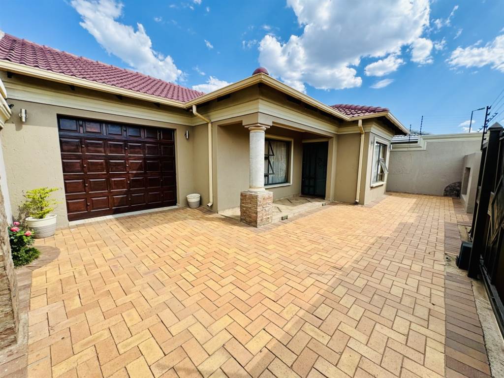 2 Bed House in Daveyton photo number 2