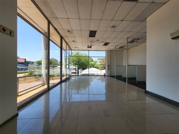 1 695  m² Commercial space