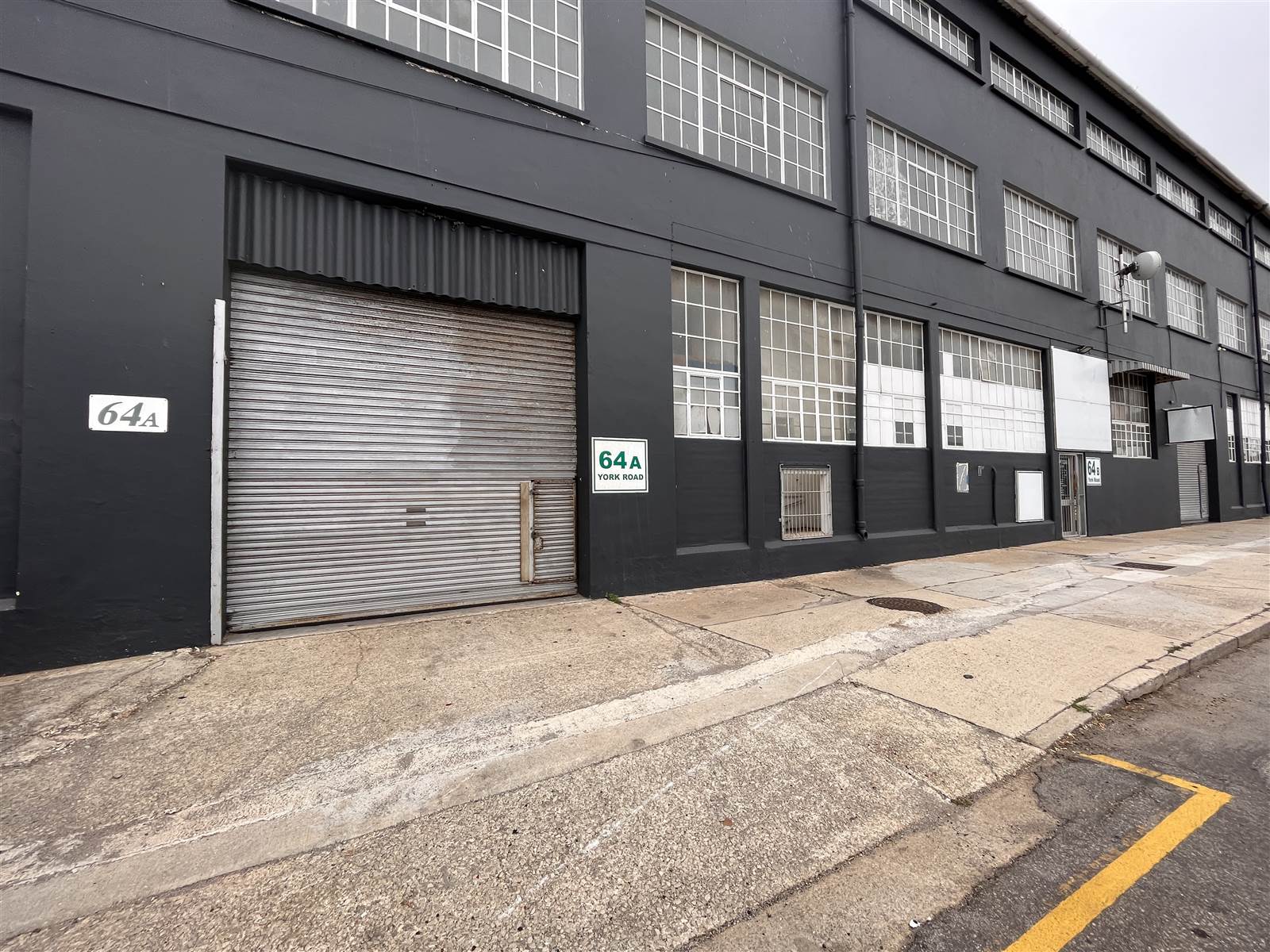 200  m² Industrial space in North End photo number 1