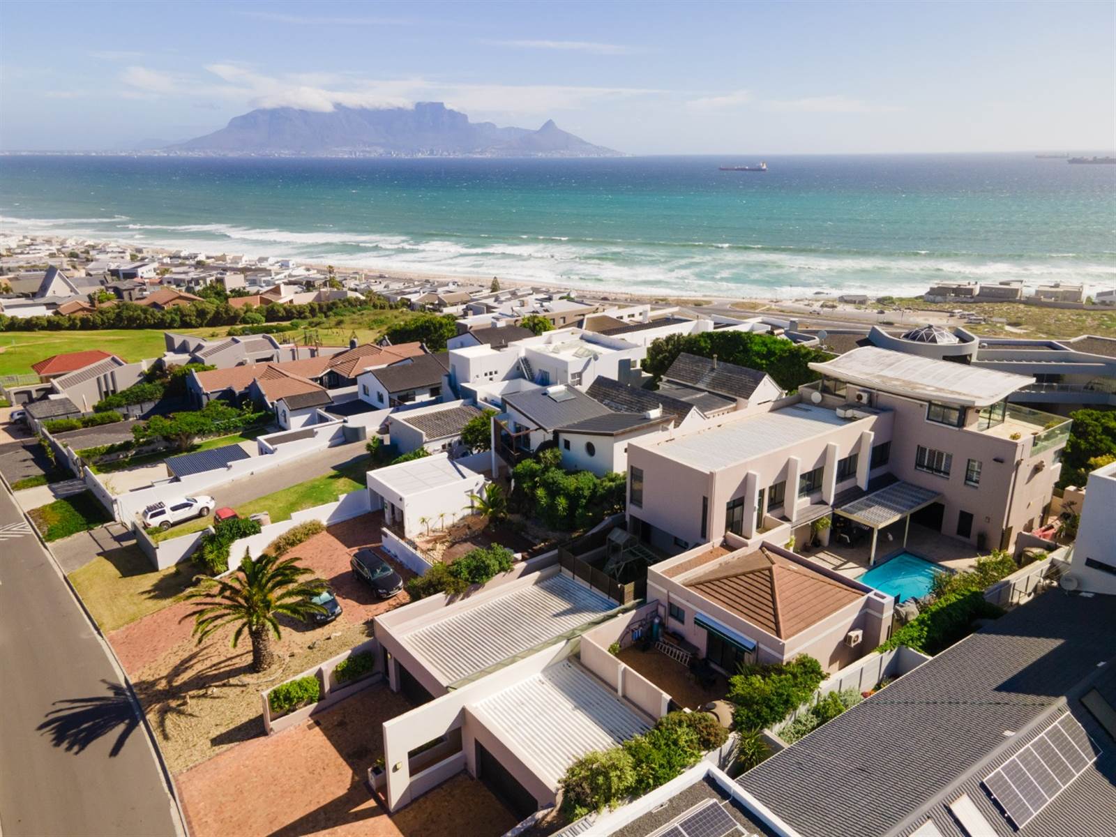 6 Bed House in Bloubergstrand photo number 1