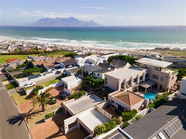 6 Bed House in Bloubergstrand