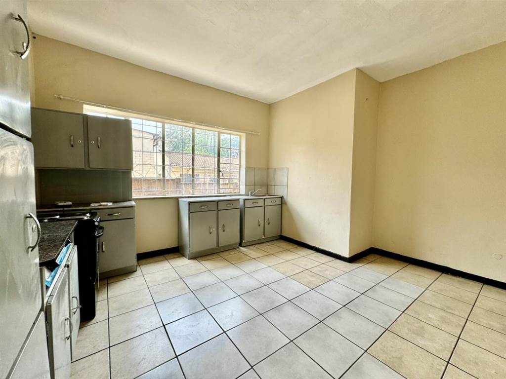 1 Bed Apartment in Rosettenville photo number 4