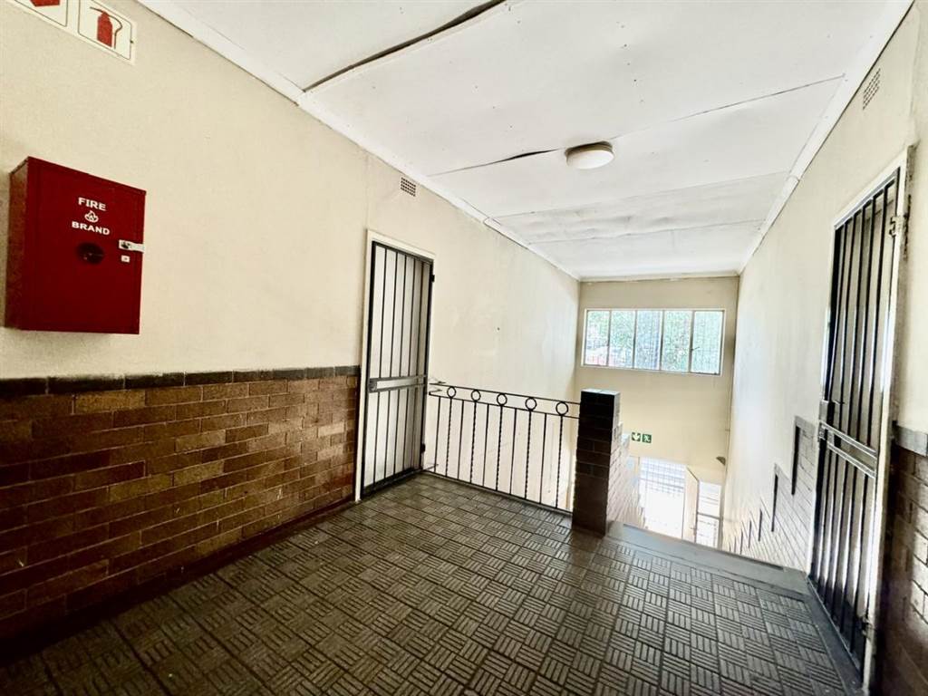 1 Bed Apartment in Rosettenville photo number 11