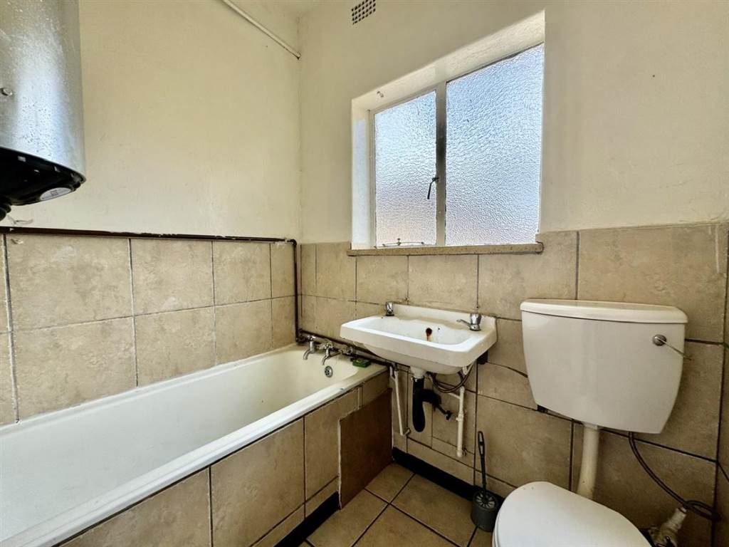 1 Bed Apartment in Rosettenville photo number 7
