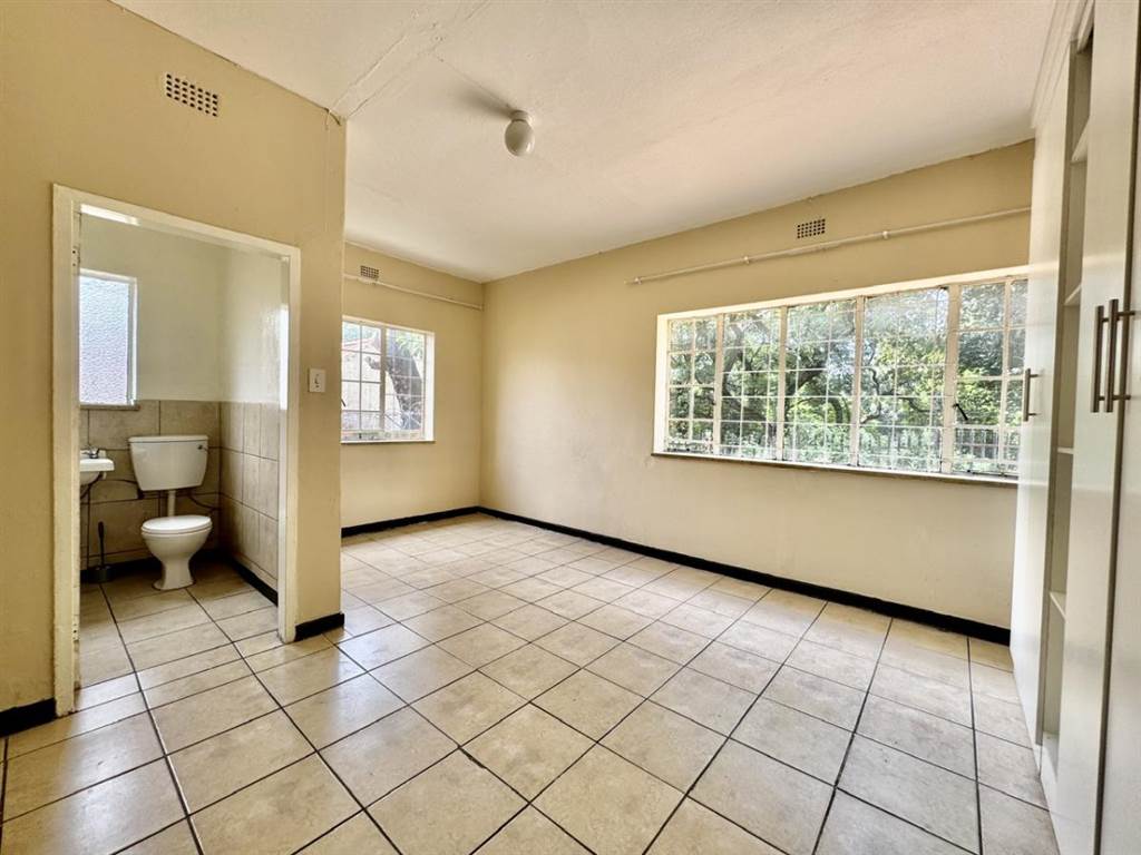 1 Bed Apartment in Rosettenville photo number 5