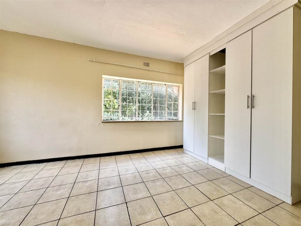 1 Bed Apartment in Rosettenville photo number 8