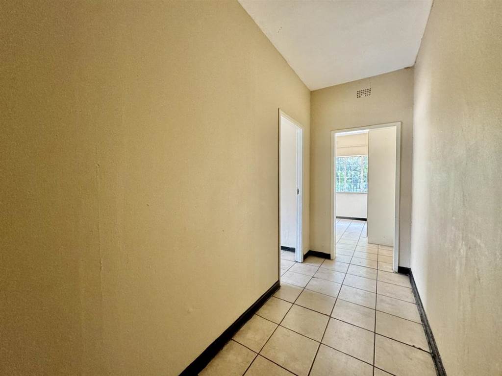 1 Bed Apartment in Rosettenville photo number 2