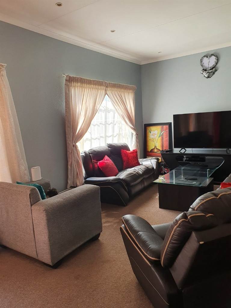 2 Bed Apartment in Baillie Park photo number 10