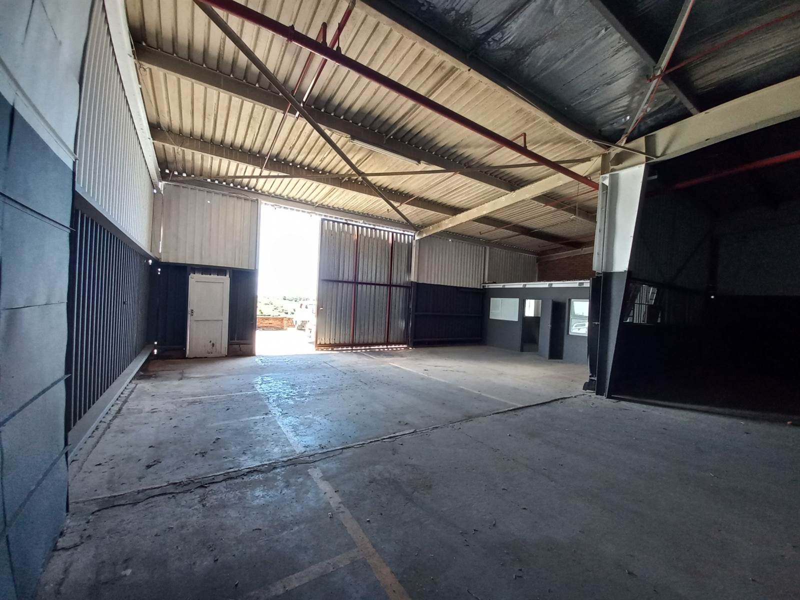 750  m² Industrial space in Amalinda photo number 4