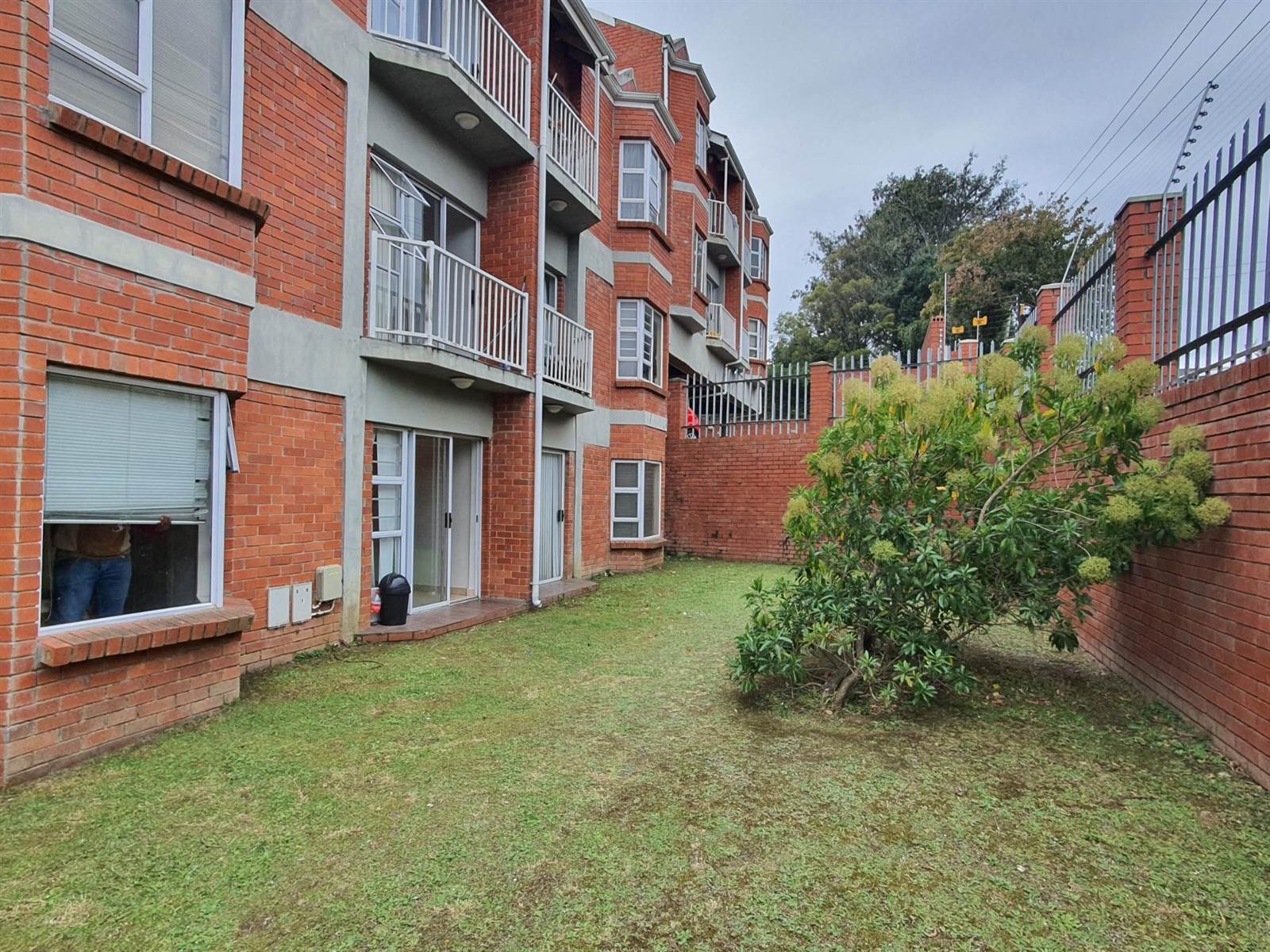 2 Bed Apartment in Grahamstown Central photo number 2